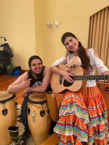 photo angela with guitar and musician with drums